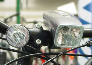 Fahrradbeleuchtung vorne. Rückstrahler und Batteriebetriebene Lampe.